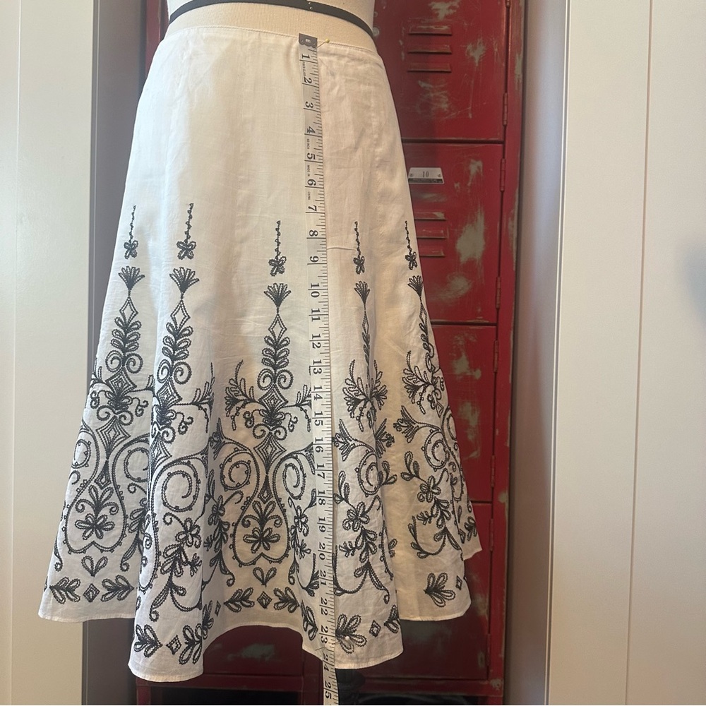 Tahari White Skirt with Black Embroidered Pattern - Picture 4 of 8